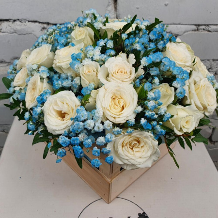 Букет_Кустовые розы с голубой гипсофилой в ящике