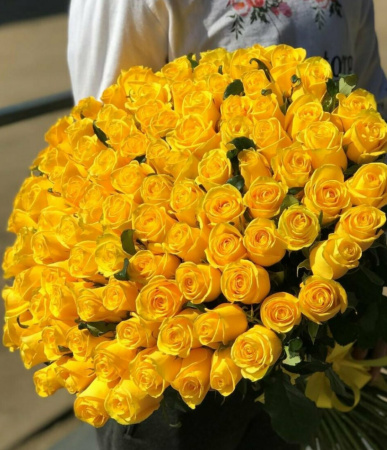 75 желтых роз в сетке 60 см
