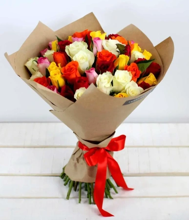 31 кенийских разноцветных роз