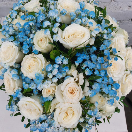 Букет_Кустовые розы с голубой гипсофилой в ящике