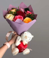 7 разноцветных роз и мягкая игрушка 7 разноцветных роз и мягкая игрушка